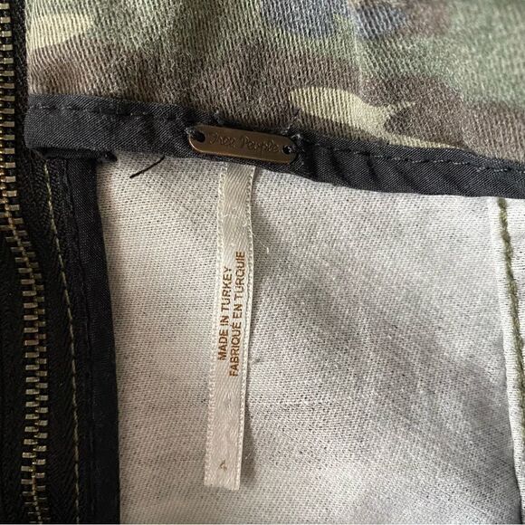 Free People Womens Camo Zippered Mini Skirt Streetwear Size 4 - Picture 3 of 5